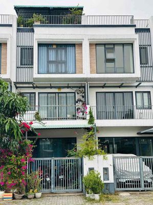 Rent a two-story house, cheap neighborhood.