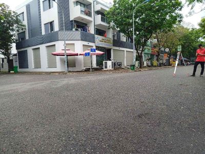 Rent a two-story house, cheap neighborhood.