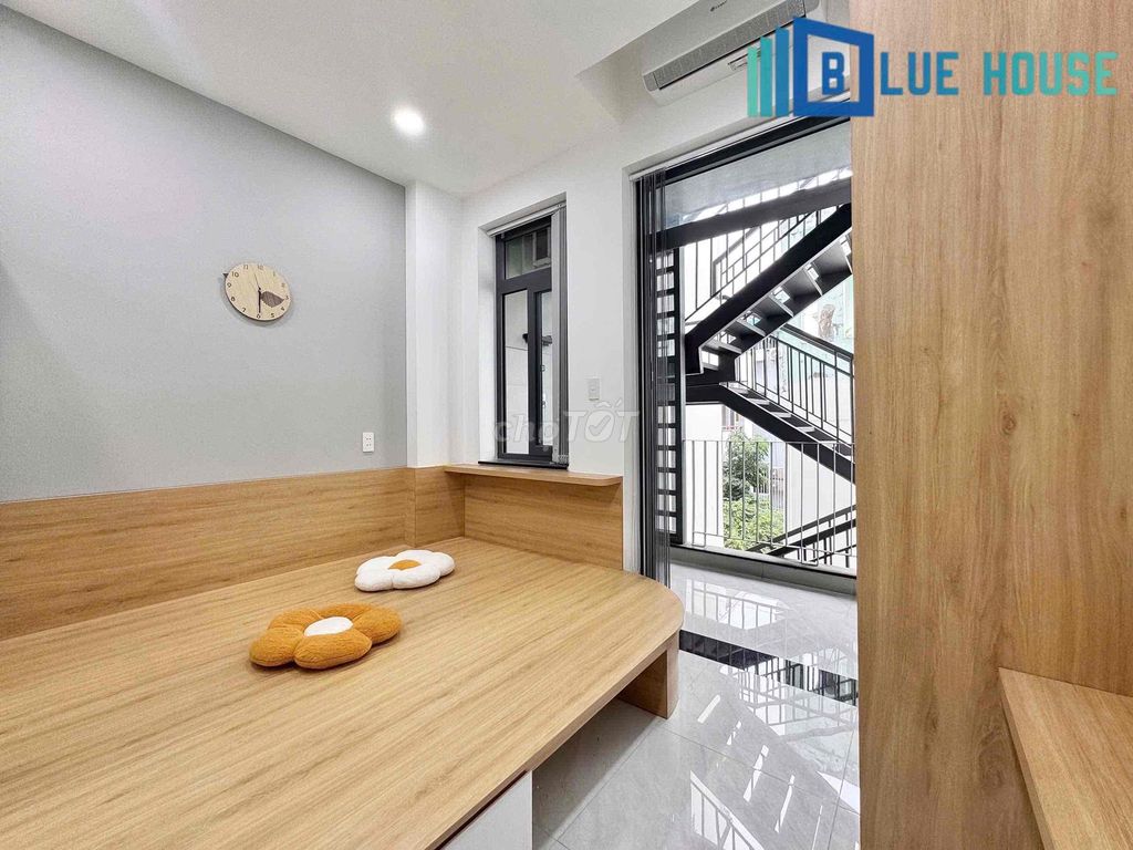 Room service. One bedroom. A balcony. Full's private washing machine.