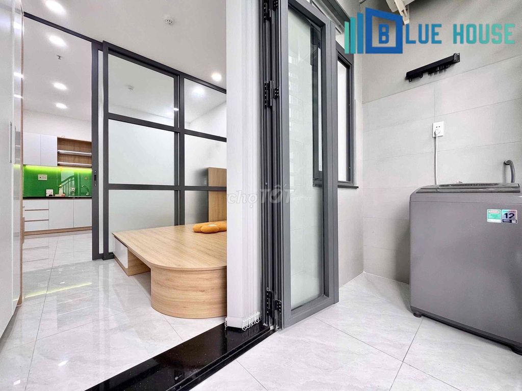 Room service. One bedroom. A balcony. Full's private washing machine.