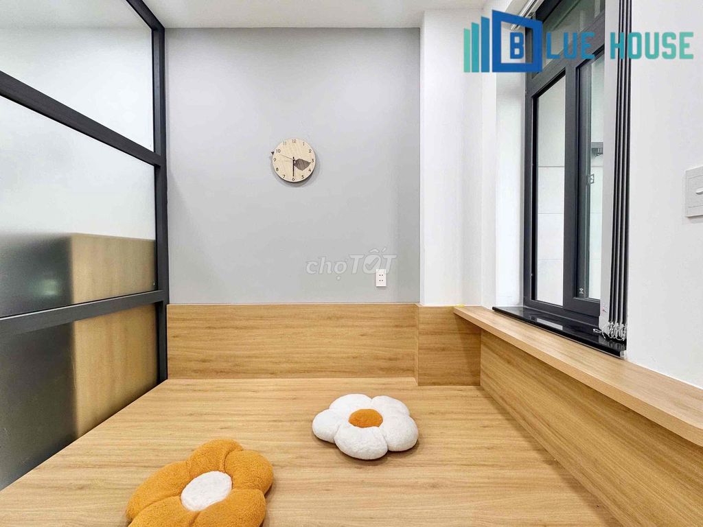 Room service. One bedroom. A balcony. Full's private washing machine.