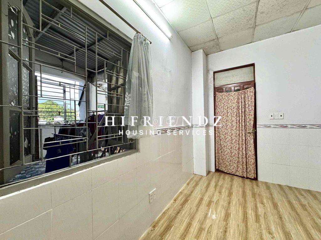 The mini apartment has an elevator guard near the University of Constitution in the 10th district.