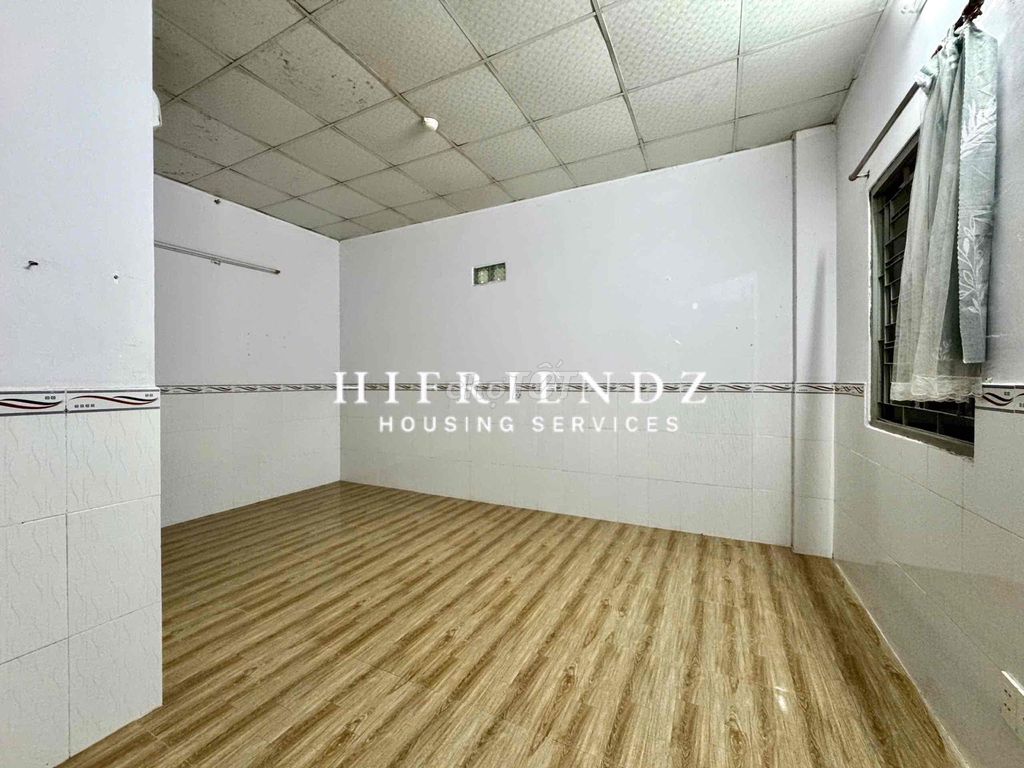 The mini apartment has an elevator guard near the University of Constitution in the 10th district.