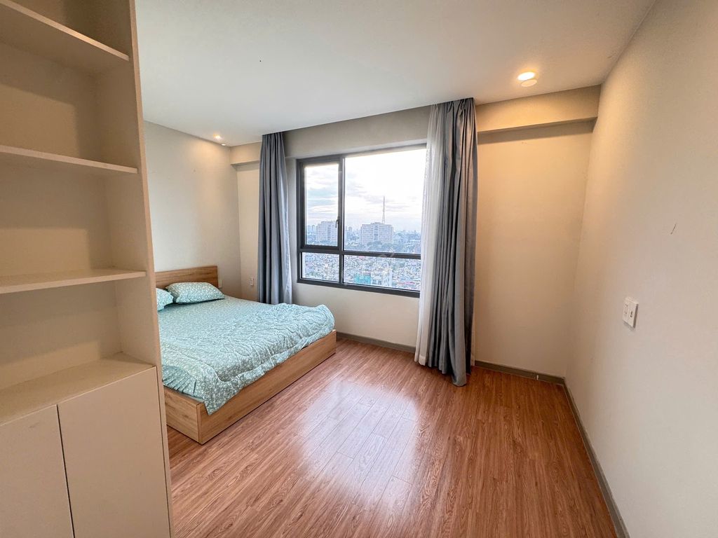 Rent a three-room apartment. Two nice The Gold View toilets.