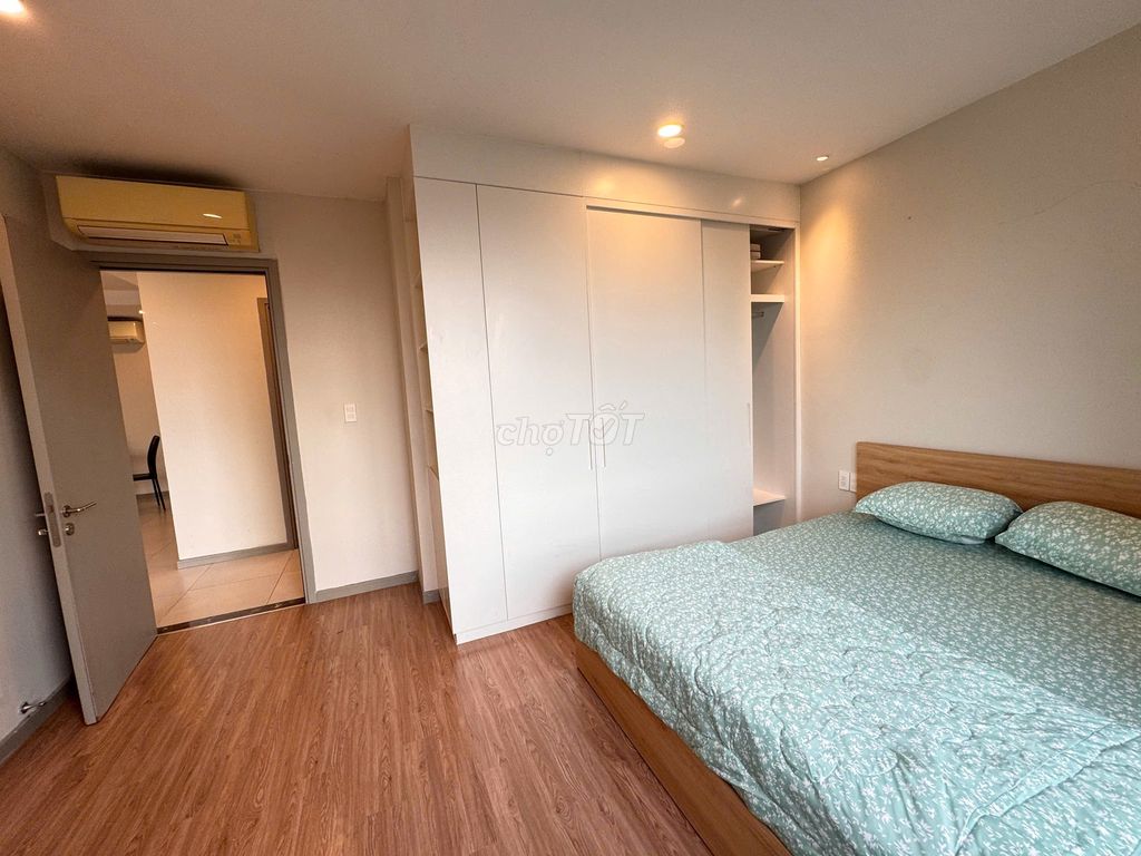 Rent a three-room apartment. Two nice The Gold View toilets.
