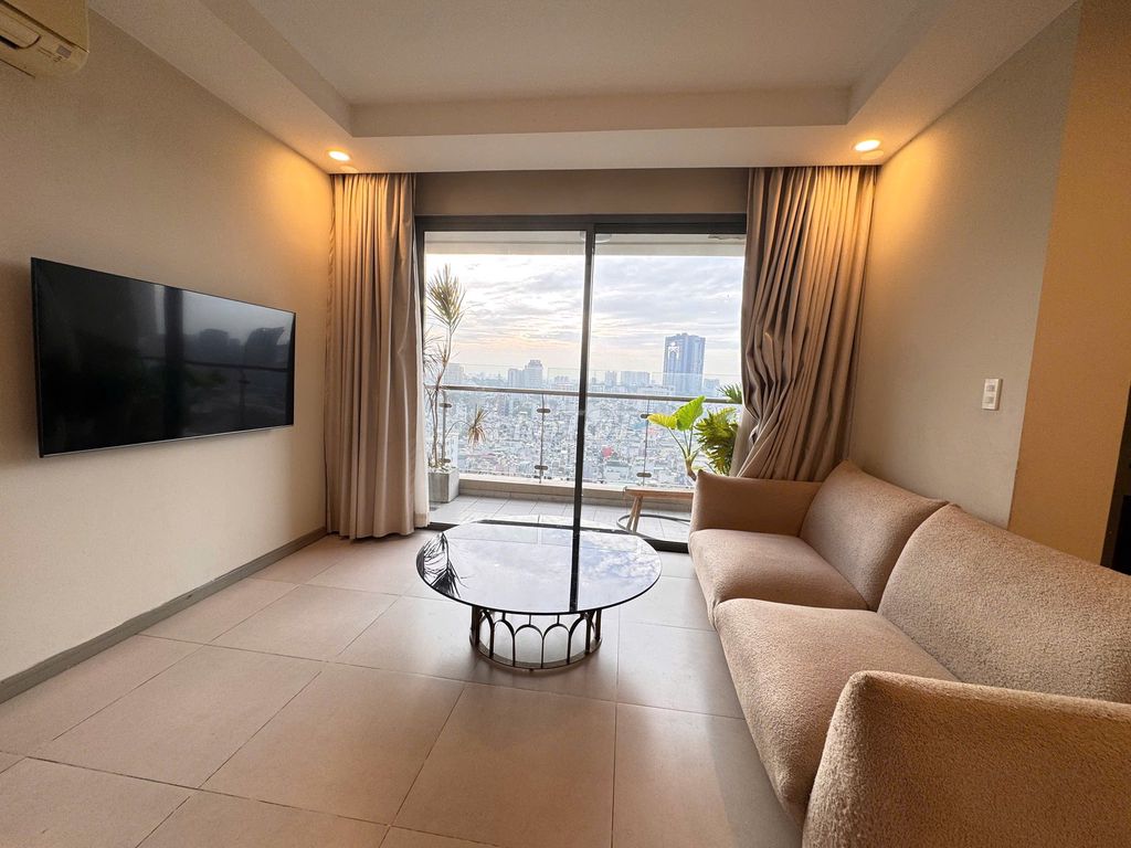 Rent a three-room apartment. Two nice The Gold View toilets.