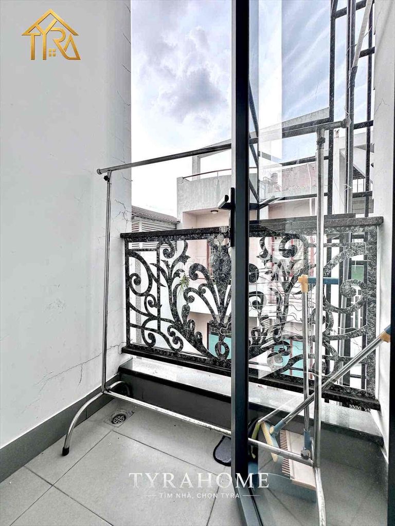 Superok One Bedroom 55 M2 - balcony, window, elevator at present