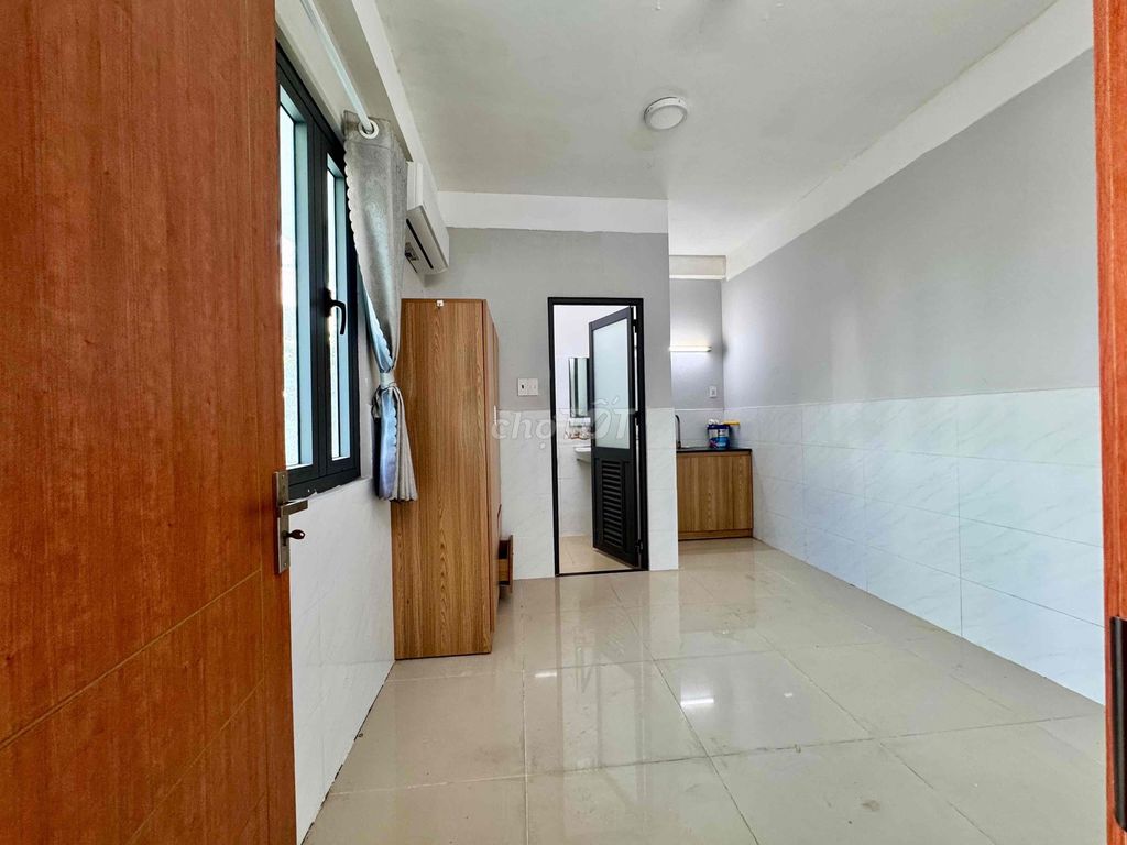 It was the owner who rented the apartment on foot.