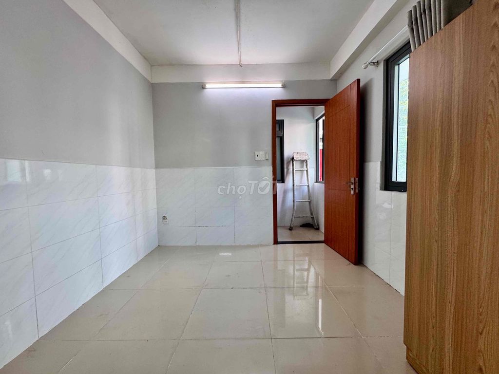 It was the owner who rented the apartment on foot.