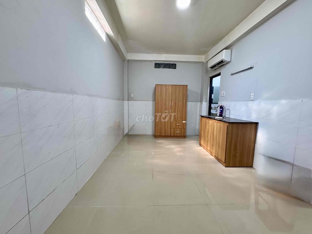 It was the owner who rented the apartment on foot.