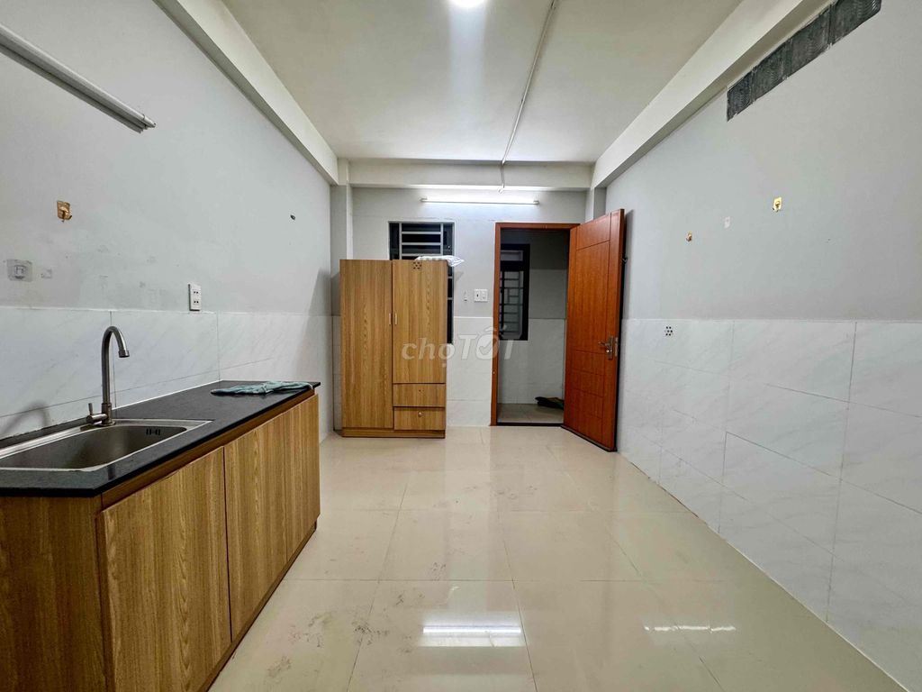 It was the owner who rented the apartment on foot.