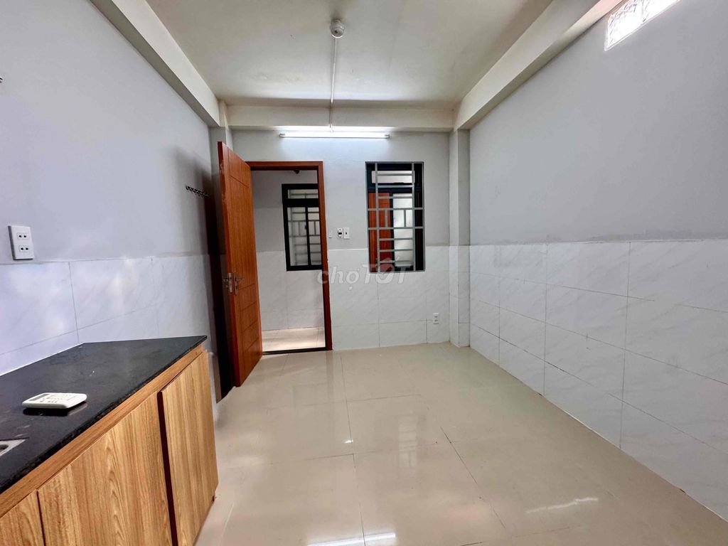 It was the owner who rented the apartment on foot.