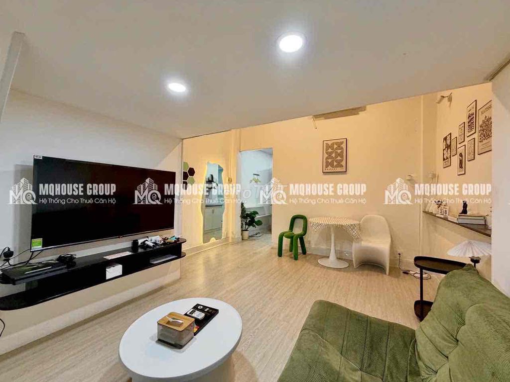 The full-in-house kitchen shelter is extremely open right at the Hoàng Văn Thụ.