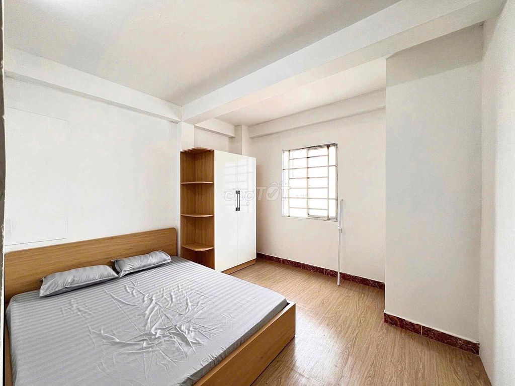 Rent a bedroom, separate a window into a college shower hall.