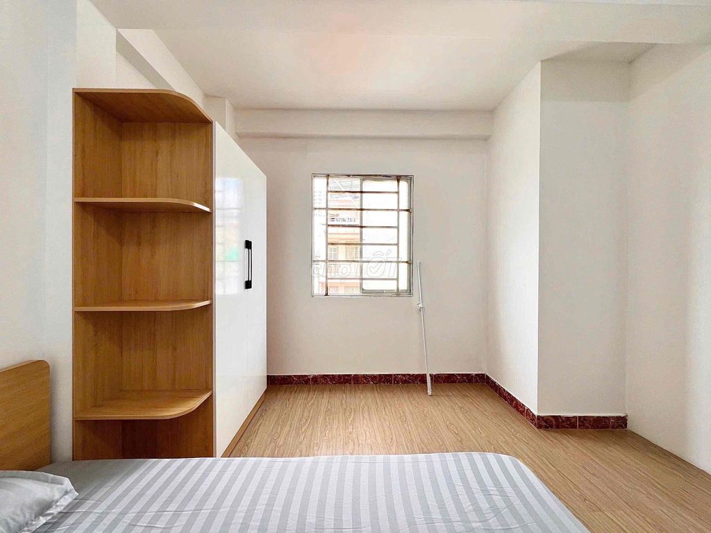 Rent a bedroom, separate a window into a college shower hall.