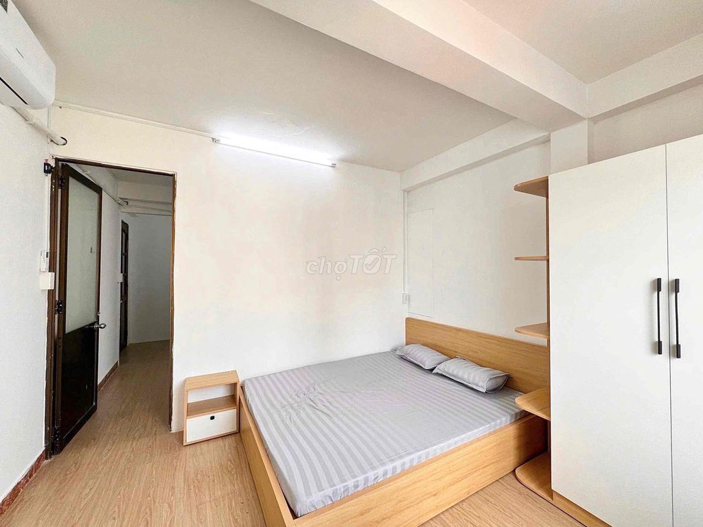 Rent a bedroom, separate a window into a college shower hall.