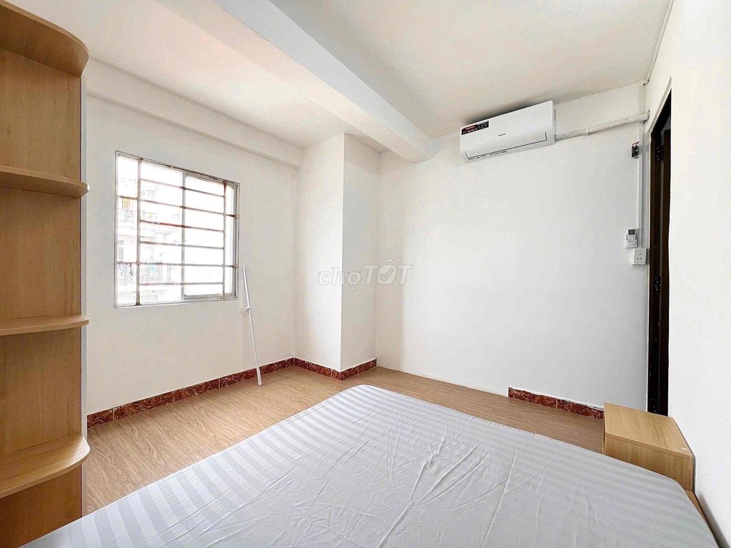 Rent a bedroom, separate a window into a college shower hall.