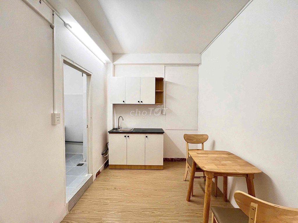 Rent a bedroom, separate a window into a college shower hall.