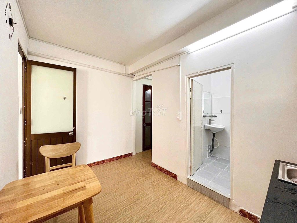Rent a bedroom, separate a window into a college shower hall.