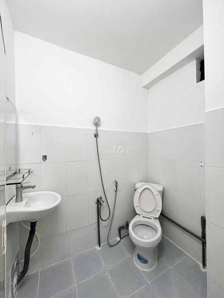 Rent a bedroom, separate a window into a college shower hall.
