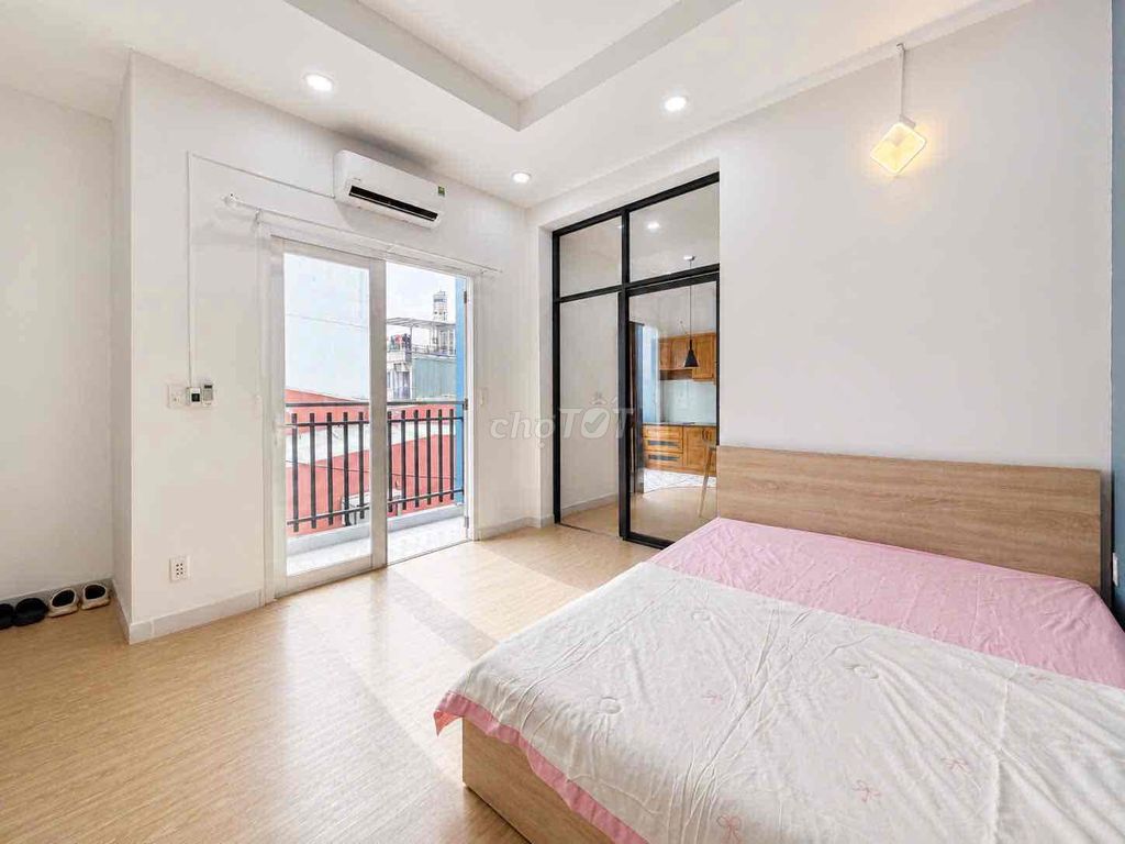 A balcony bedroom - a nice spot right there, lady, in the first district.