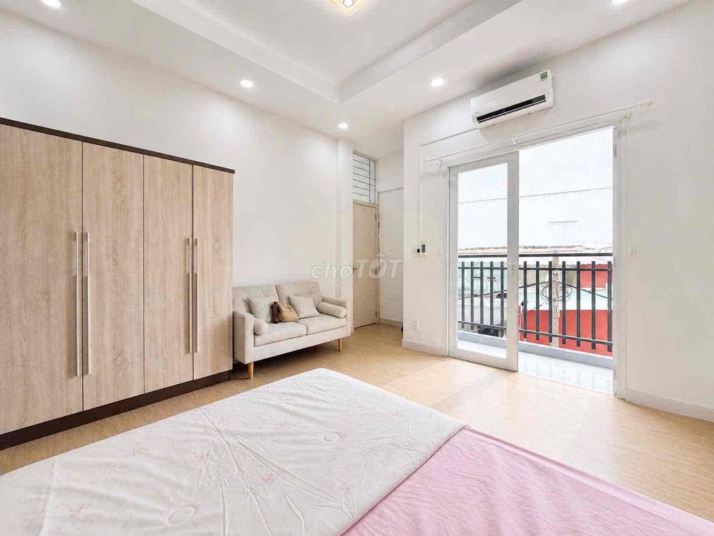 A balcony bedroom - a nice spot right there, lady, in the first district.