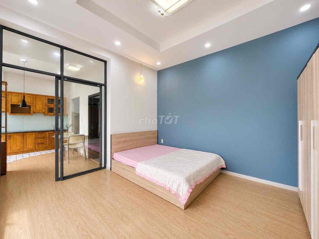 A balcony bedroom - a nice spot right there, lady, in the first district.