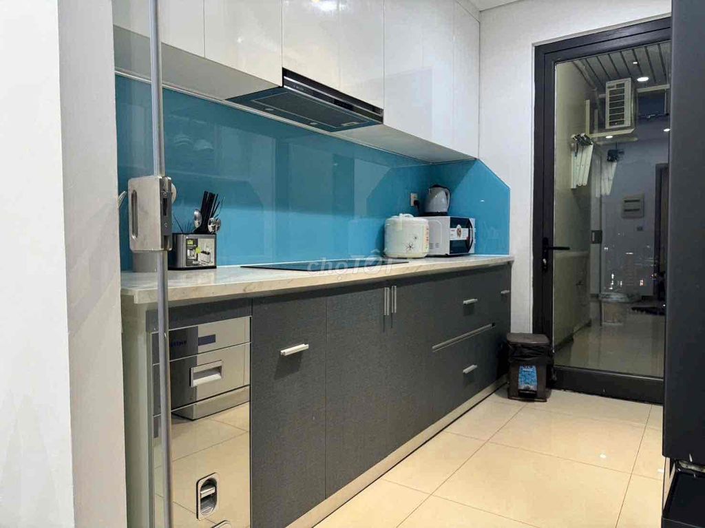 A short-term Rourotrar apartment leaser.
