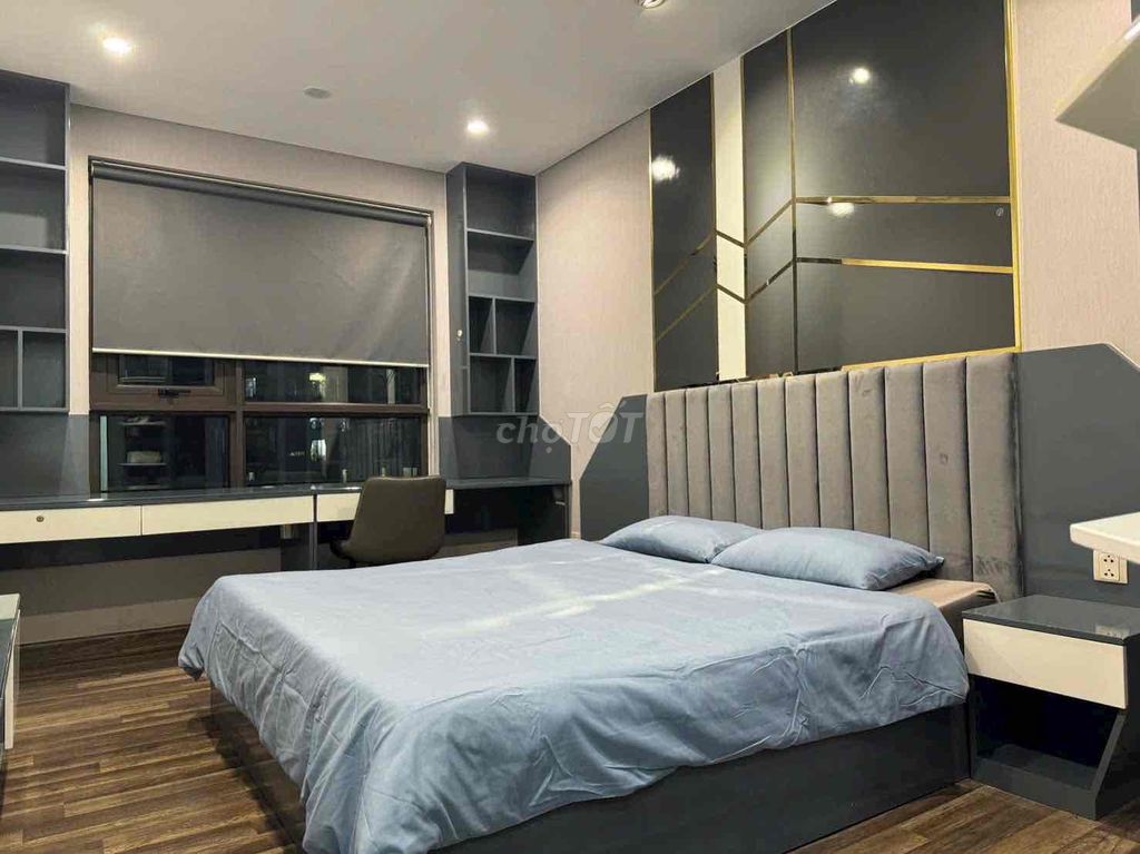A short-term Rourotrar apartment leaser.