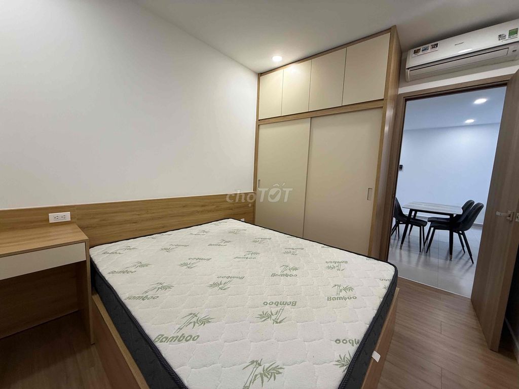 Rent three bedrooms, three Full toilets, 10 million furniture, near kran, college village.