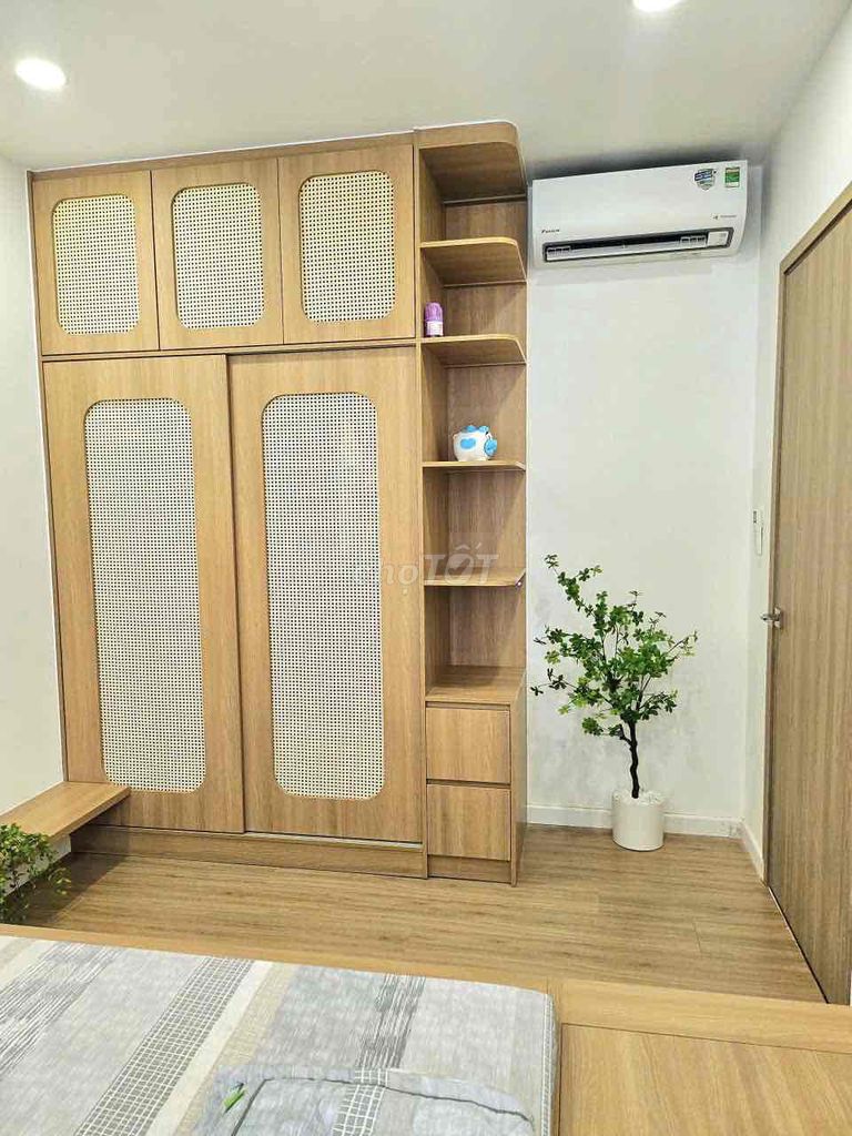 Rent three bedrooms, three Full toilets, 10 million furniture, near kran, college village.