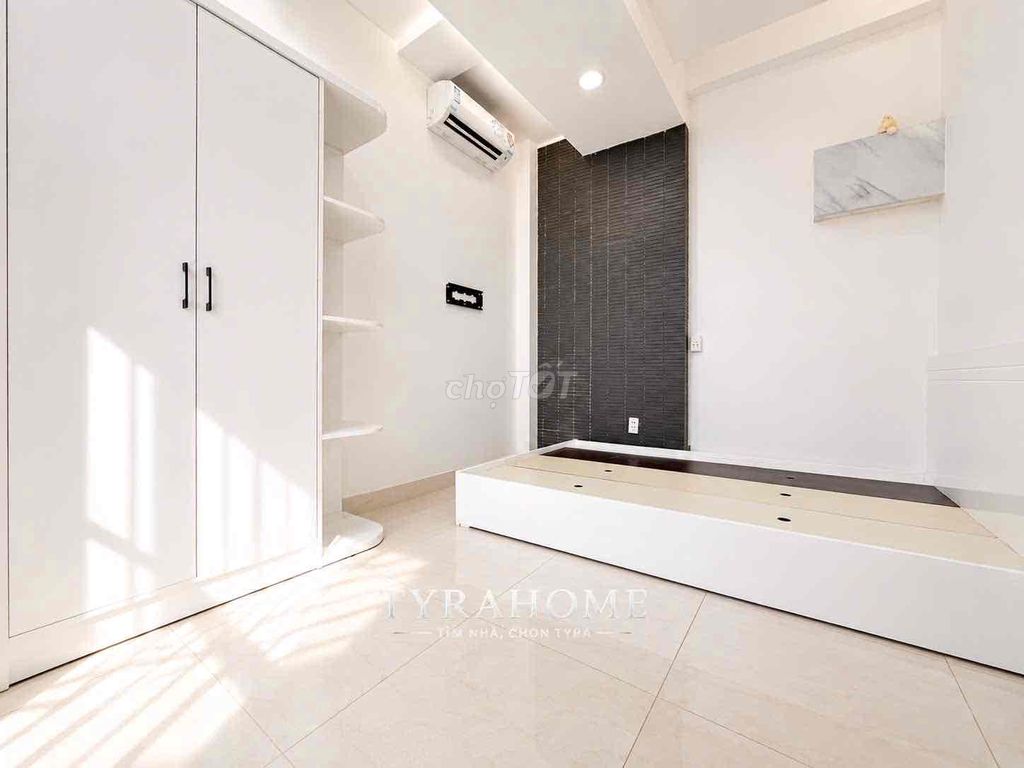2 Ph.S.E. - Full interior - New House - Right - College: Granny, gtvt, .