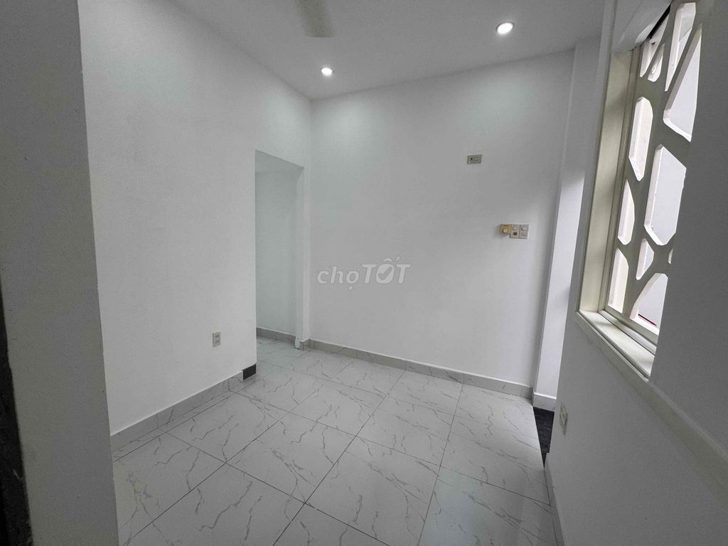 2 Ph.S.E. - Full interior - New House - Right - College: Granny, gtvt, .