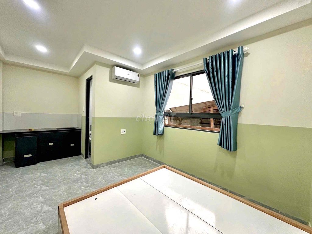 It's the owner of the room right now. Lạc Long Quân has a new air window.