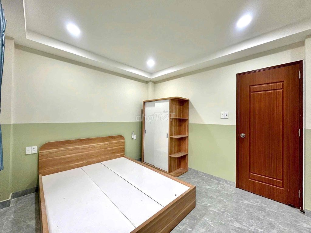 It's the owner of the room right now. Lạc Long Quân has a new air window.