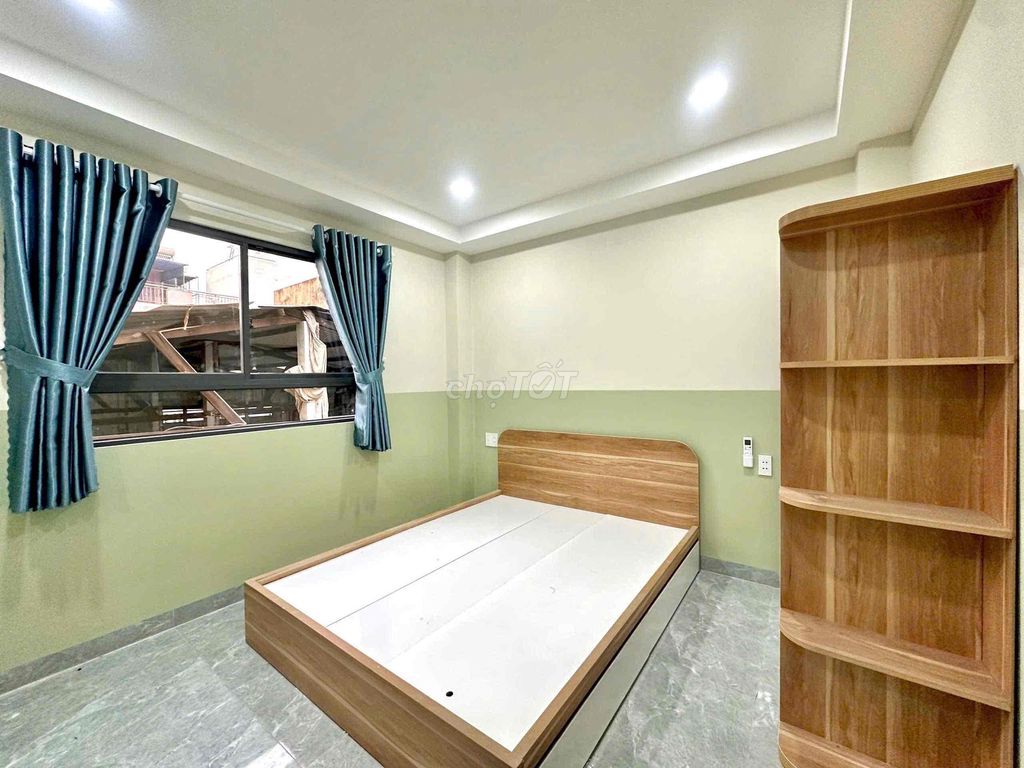 It's the owner of the room right now. Lạc Long Quân has a new air window.