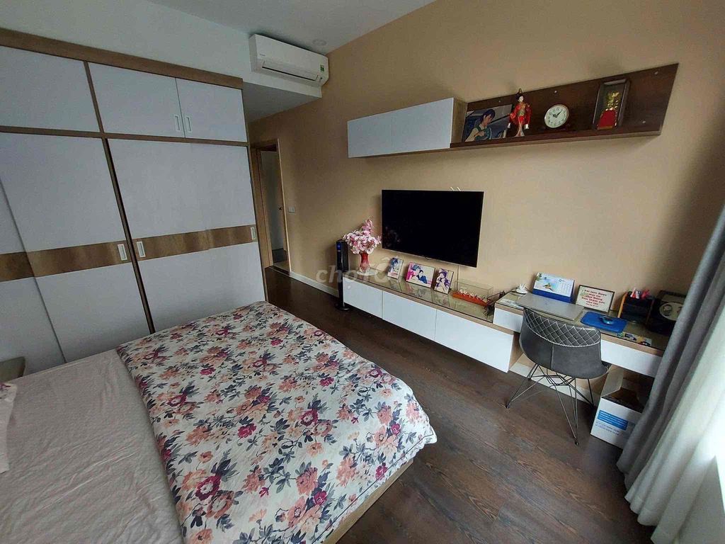 A nice high-end apartment with a three-room cool view