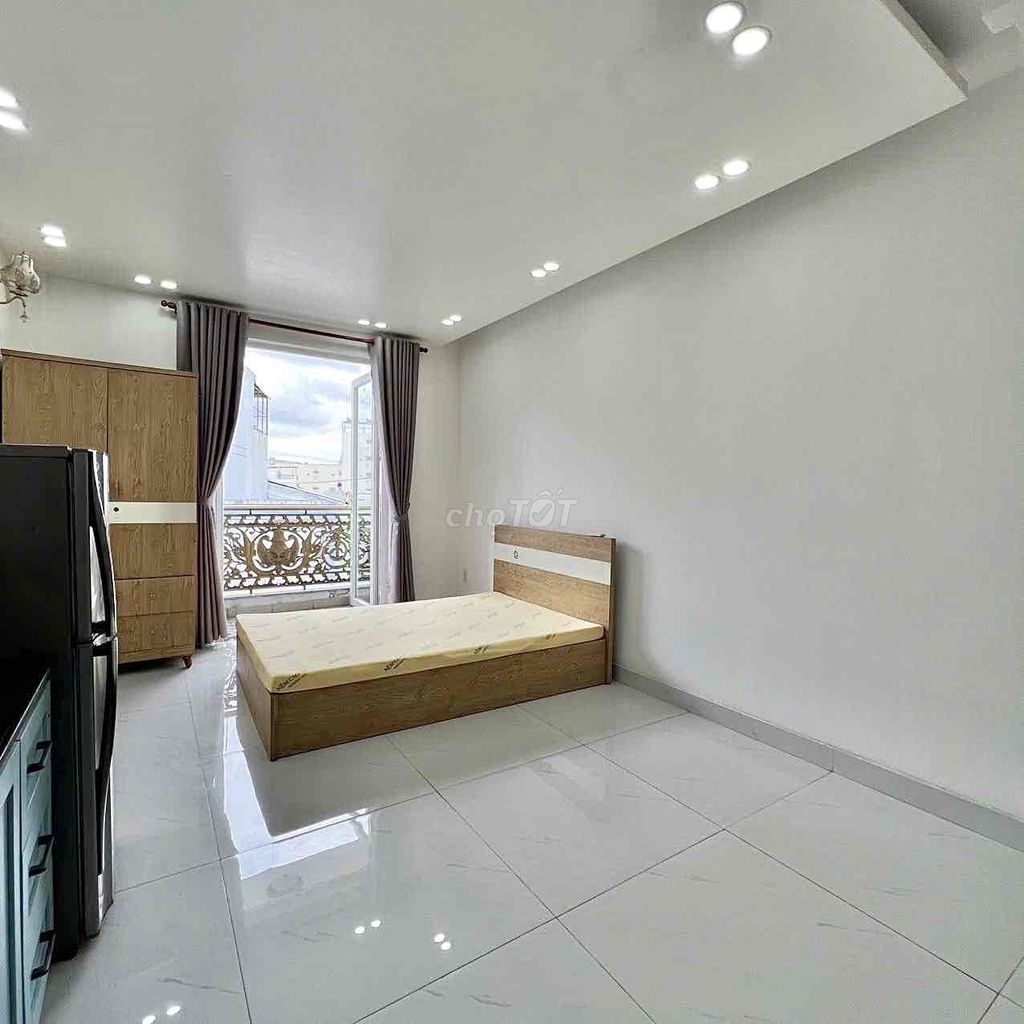 Rent the balcony room full of private washing machines.