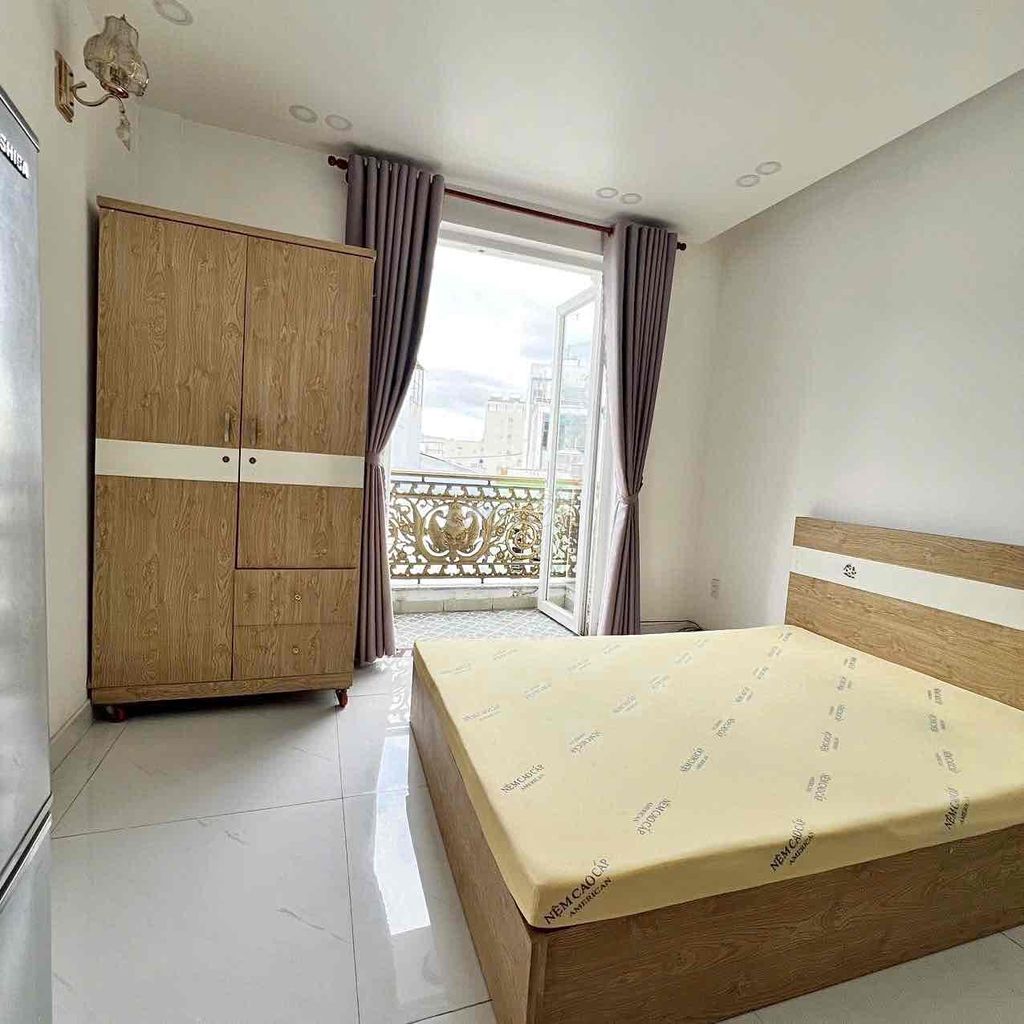Rent the balcony room full of private washing machines.