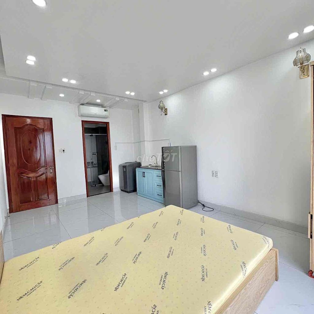 Rent the balcony room full of private washing machines.