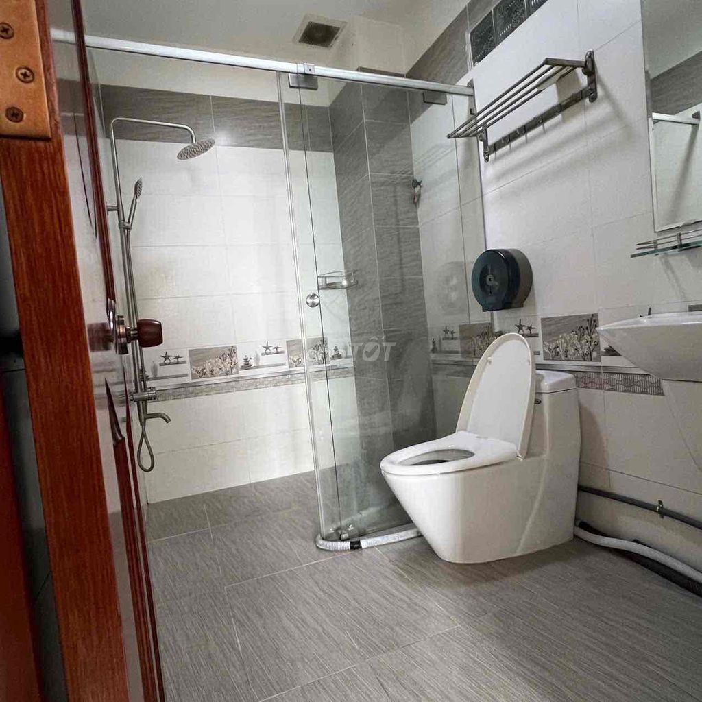 Rent the balcony room full of private washing machines.