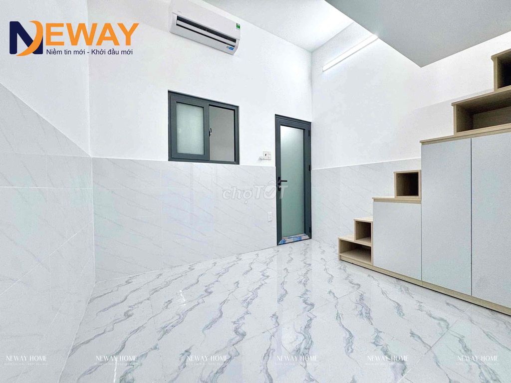 The new apartment built a full interior close to the University of Clemology -- newly built --