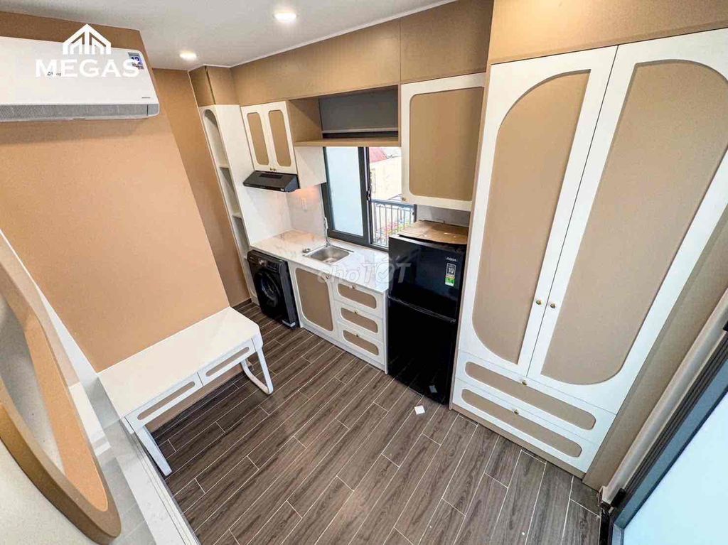 Small interior moved in Right at University gtvt-fpt-cvpm