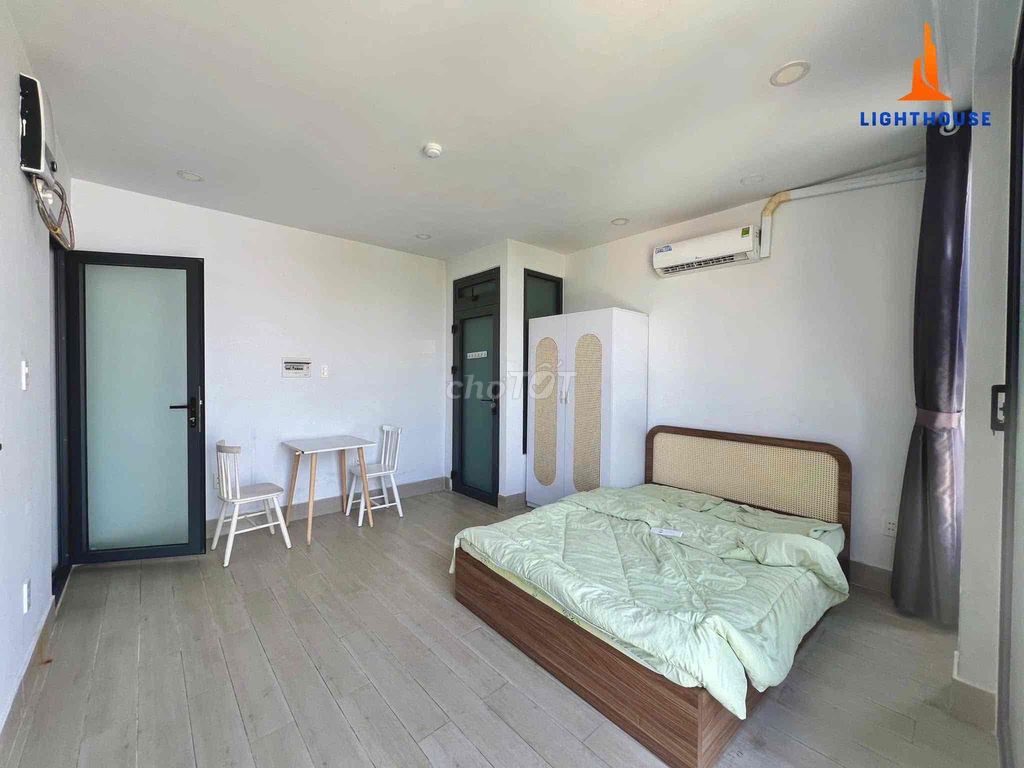 The balcony studio is full of furniture right here in Nguyễn Văn Lượng.