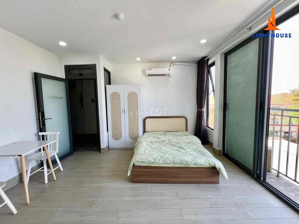 The balcony studio is full of furniture right here in Nguyễn Văn Lượng.