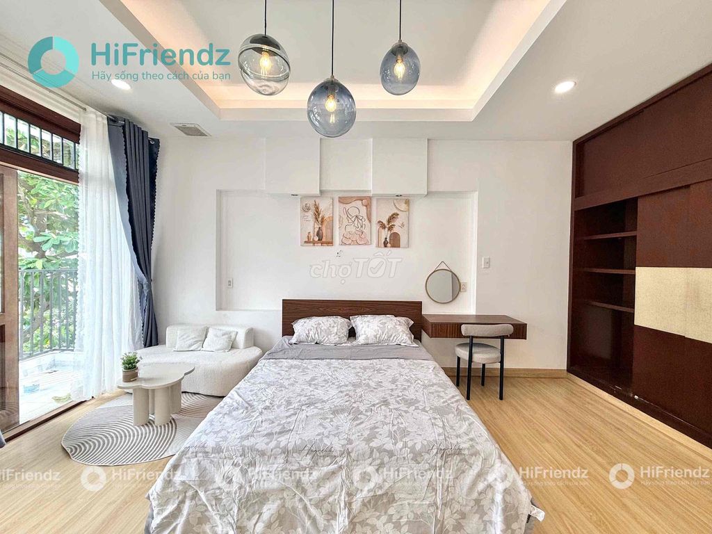 Open a high-rise apartment. A room in the kitchen. Bancol/ open windows.
