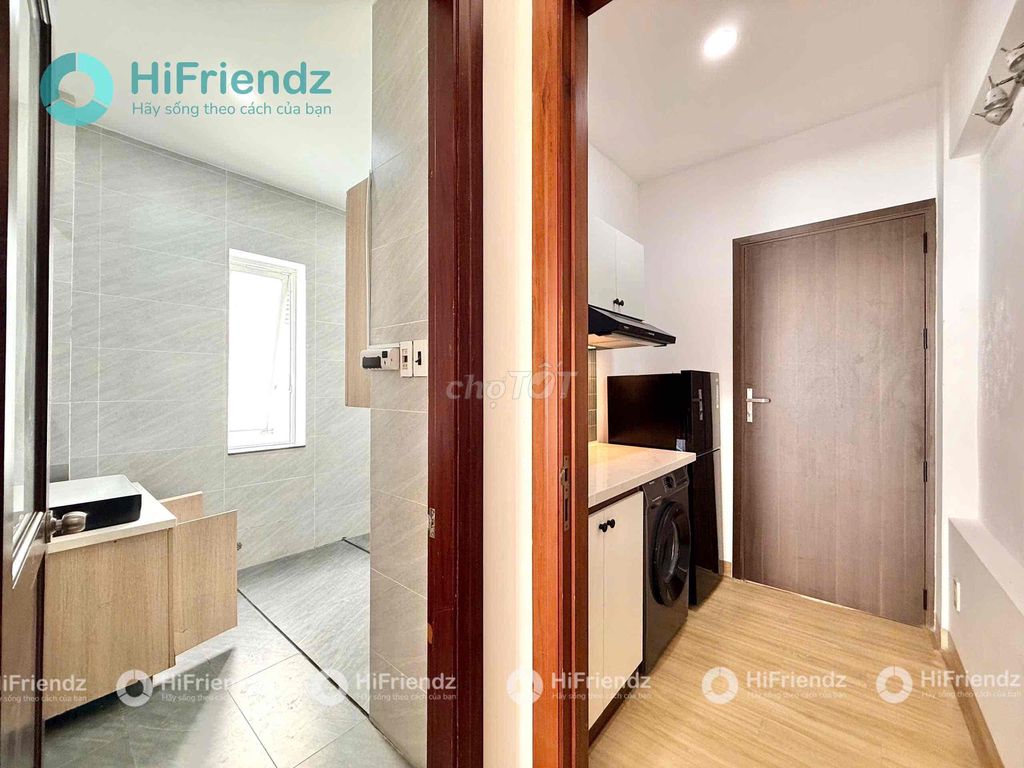 Open a high-rise apartment. A room in the kitchen. Bancol/ open windows.