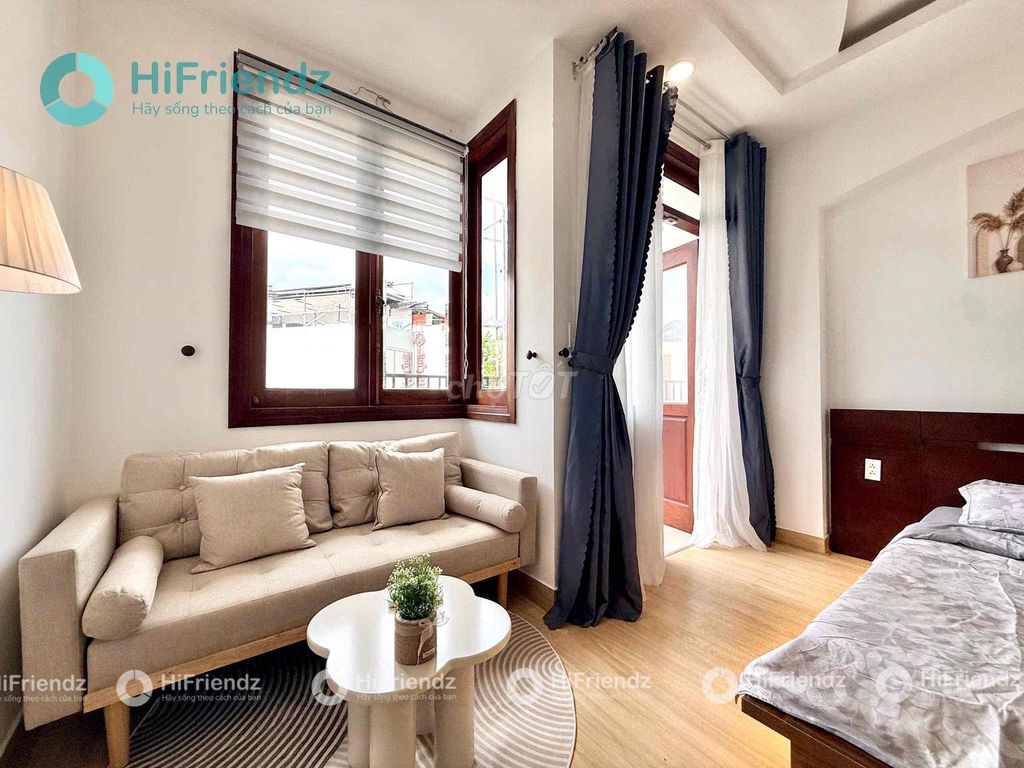 Open a high-rise apartment. A room in the kitchen. Bancol/ open windows.