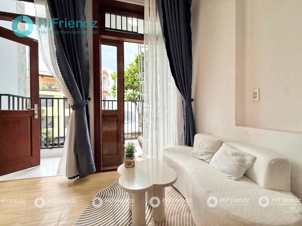 Open a high-rise apartment. A room in the kitchen. Bancol/ open windows.