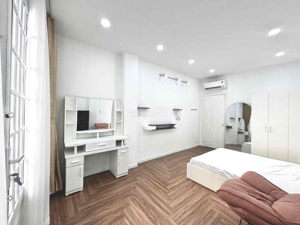 To rent the studio-Claude Sciences of Science